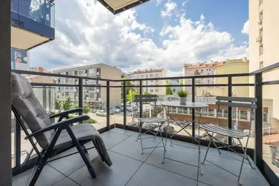Balkon lub taras w obiekcie Unique Bright Studio for 4 People Remote Work & Balcony Close to PGE by Noclegi Renters