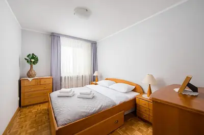 Łóżko lub łóżka w pokoju w obiekcie National Stadium Spacious Apartment by BookingHost