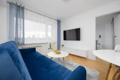 Telewizja i/lub zestaw kina domowego w obiekcie Salezego Apartment with Balcony near PGE Narodowy Warsaw by Noclegi Renters