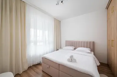 Łóżko lub łóżka w pokoju w obiekcie Włochy Równoległa Cosy Apartment by BookingHost