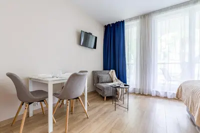 Telewizja i/lub zestaw kina domowego w obiekcie Wola Studio Nest Warszawa by Aparo - Metro Rondo Daszyńskiego, Centrum, Browary Warszawskie, Winda, Balkon