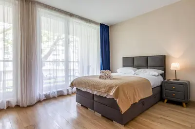Łóżko lub łóżka w pokoju w obiekcie Wola Studio Nest Warszawa by Aparo - Metro Rondo Daszyńskiego, Centrum, Browary Warszawskie, Winda, Balkon