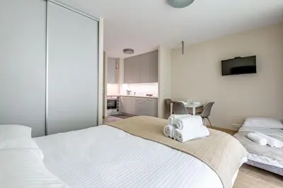 Łóżko lub łóżka w pokoju w obiekcie Wola Studio Nest Warszawa by Aparo - Metro Rondo Daszyńskiego, Centrum, Browary Warszawskie, Winda, Balkon