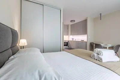 Łóżko lub łóżka w pokoju w obiekcie Wola Studio Nest Warszawa by Aparo - Metro Rondo Daszyńskiego, Centrum, Browary Warszawskie, Winda, Balkon