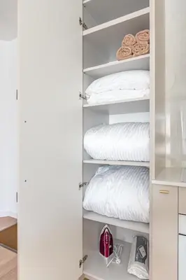 Łóżko lub łóżka w pokoju w obiekcie Golden Wings Warszawa by Aparo -- Cicha Okolica, Nowy Apartament, Taras, Łóżeczko dla dziecka, Nowoczesne Bemowo
