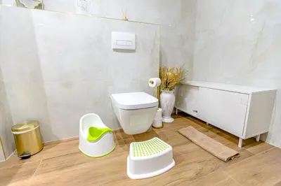 Łazienka w obiekcie Golden Wings Warszawa by Aparo -- Cicha Okolica, Nowy Apartament, Taras, Łóżeczko dla dziecka, Nowoczesne Bemowo