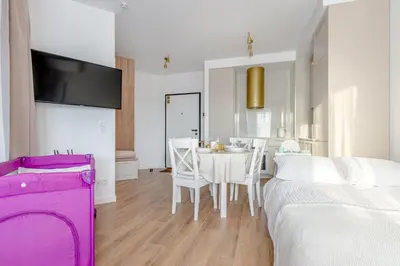 Telewizja i/lub zestaw kina domowego w obiekcie Golden Wings Warszawa by Aparo -- Cicha Okolica, Nowy Apartament, Taras, Łóżeczko dla dziecka, Nowoczesne Bemowo