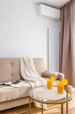 Część wypoczynkowa w obiekcie Golden Wings Warszawa by Aparo -- Cicha Okolica, Nowy Apartament, Taras, Łóżeczko dla dziecka, Nowoczesne Bemowo