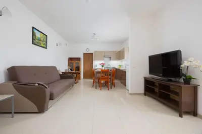 Telewizja i/lub zestaw kina domowego w obiekcie Spacious House with Parking & Garden by Noclegi Renters