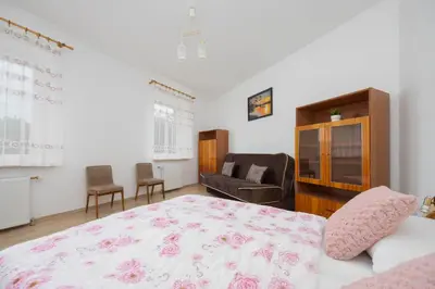 Łóżko lub łóżka w pokoju w obiekcie Spacious House with Parking & Garden by Noclegi Renters