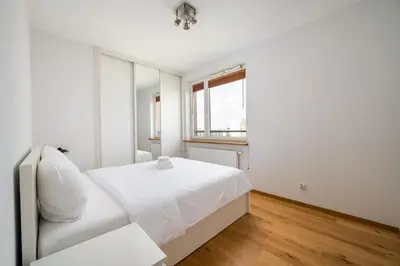 Łóżko lub łóżka w pokoju w obiekcie Gocław Urban Chic Apartment by BookingHost