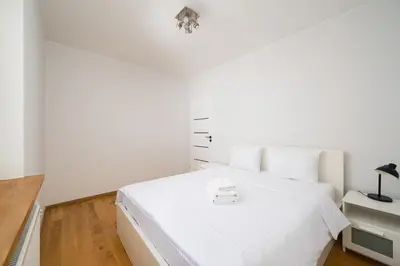 Łóżko lub łóżka w pokoju w obiekcie Gocław Urban Chic Apartment by BookingHost