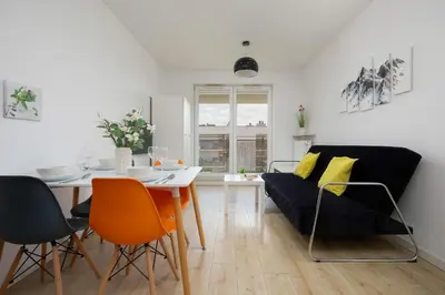 Część wypoczynkowa w obiekcie Modern Apartment in Warsaw with Underground Parking by Noclegi Renters