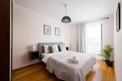 Łóżko lub łóżka w pokoju w obiekcie Metro Młociny Superior Apartment by BookingHost
