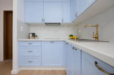 Kuchnia lub aneks kuchenny w obiekcie Bright Apartment in Warsaw's Ochota District by Noclegi Renters