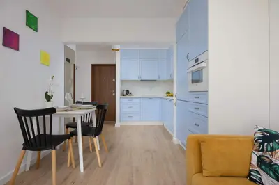 Kuchnia lub aneks kuchenny w obiekcie Bright Apartment in Warsaw's Ochota District by Noclegi Renters