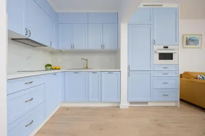 Kuchnia lub aneks kuchenny w obiekcie Bright Apartment in Warsaw's Ochota District by Noclegi Renters