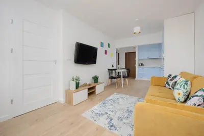 Telewizja i/lub zestaw kina domowego w obiekcie Bright Apartment in Warsaw's Ochota District by Noclegi Renters