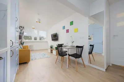 Telewizja i/lub zestaw kina domowego w obiekcie Bright Apartment in Warsaw's Ochota District by Noclegi Renters