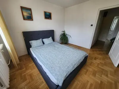 Łóżko lub łóżka w pokoju w obiekcie Metro Bemowo Ratusz - 3 pokoje