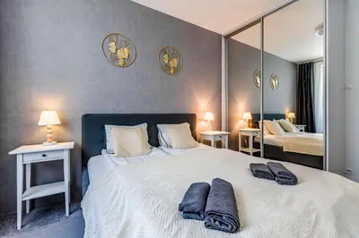 Łóżko lub łóżka w pokoju w obiekcie Luxury 2 rooms apartment - metro 450m - parking - City Center Apartments
