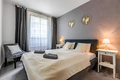 Łóżko lub łóżka w pokoju w obiekcie Luxury 2 rooms apartment - metro 450m - parking - City Center Apartments