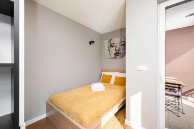 Łóżko lub łóżka w pokoju w obiekcie Ursus Deluxe Apartment by BookingHost