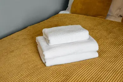 Łóżko lub łóżka w pokoju w obiekcie Ursus Deluxe Apartment by BookingHost