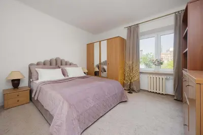 Łóżko lub łóżka w pokoju w obiekcie Bright Apartment Mazowiecka in Warsaw Near Old Town by Noclegi Renters
