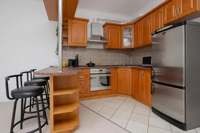 Kuchnia lub aneks kuchenny w obiekcie Bright Apartment Mazowiecka in Warsaw Near Old Town by Noclegi Renters