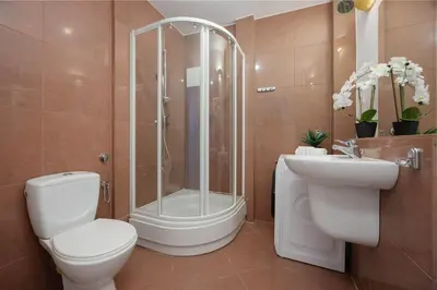 Łazienka w obiekcie Bright Apartment Mazowiecka in Warsaw Near Old Town by Noclegi Renters