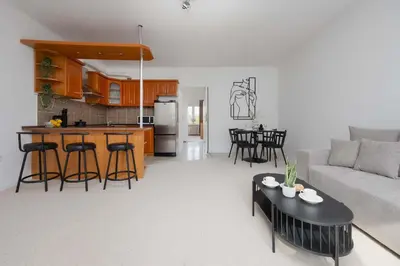 Kuchnia lub aneks kuchenny w obiekcie Bright Apartment Mazowiecka in Warsaw Near Old Town by Noclegi Renters