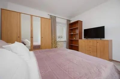 Łóżko lub łóżka w pokoju w obiekcie Bright Apartment Mazowiecka in Warsaw Near Old Town by Noclegi Renters