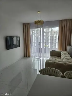 Telewizja i/lub zestaw kina domowego w obiekcie Luxury building & apartament, near metro, parking