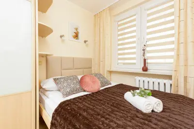 Łóżko lub łóżka w pokoju w obiekcie Spacious Apartment close to PGE Stadium in Warsaw by Noclegi Renters