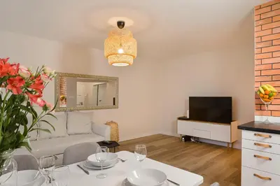 Telewizja i/lub zestaw kina domowego w obiekcie 2 bedroom Apartment close to Metro Imielin