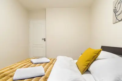 Łóżko lub łóżka w pokoju w obiekcie 2 bedroom Apartment close to Metro Imielin