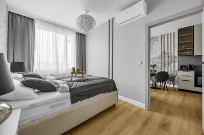 Łóżko lub łóżka w pokoju w obiekcie Ochota Apt - Parking, Balcony, AC - by Rentujemy