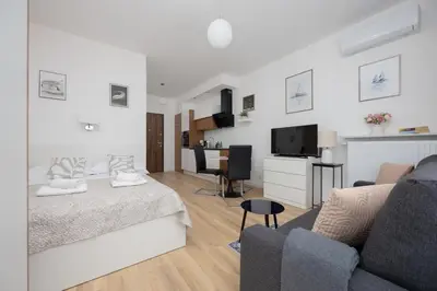 Telewizja i/lub zestaw kina domowego w obiekcie Wonderful Studio close to Paley and Medicover with garden view