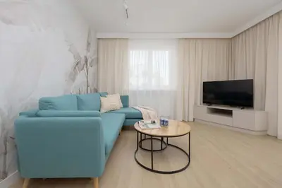 Telewizja i/lub zestaw kina domowego w obiekcie Cosy Air-Conditioned Apartment with Parking in the Garage by Renters Prestige
