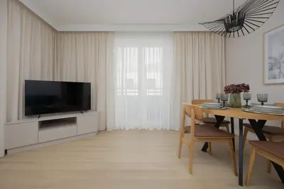Telewizja i/lub zestaw kina domowego w obiekcie Cosy Air-Conditioned Apartment with Parking in the Garage by Renters Prestige