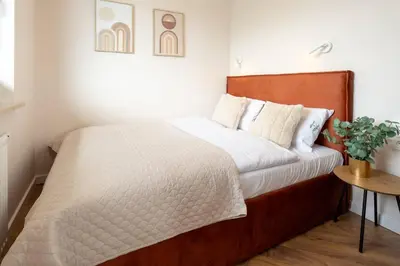 Łóżko lub łóżka w pokoju w obiekcie Orange Glow Apartment Terrace AC Free Parking