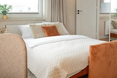 Łóżko lub łóżka w pokoju w obiekcie Orange Glow Apartment Terrace AC Free Parking