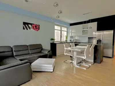 Kuchnia lub aneks kuchenny w obiekcie Słoneczny Penthouse z tarasem i jacuzzi 8 plus 2 osób Stadion Narodowy Francuska