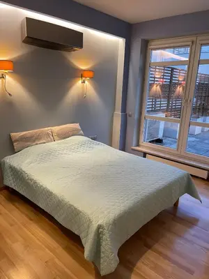 Łóżko lub łóżka w pokoju w obiekcie Słoneczny Penthouse z tarasem i jacuzzi 8 plus 2 osób Stadion Narodowy Francuska