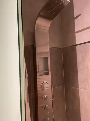 Łazienka w obiekcie Słoneczny Penthouse z tarasem i jacuzzi 8 plus 2 osób Stadion Narodowy Francuska
