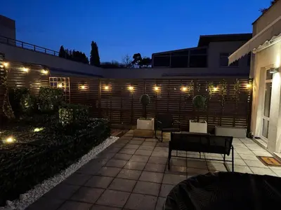 Patio lub wspólna przestrzeń na świeżym powietrzu w obiekcie Słoneczny Penthouse z tarasem i jacuzzi 8 plus 2 osób Stadion Narodowy Francuska