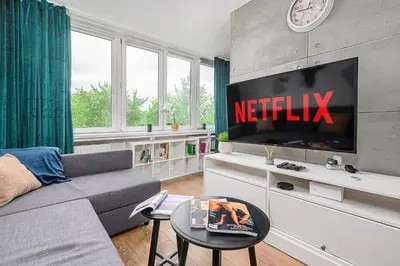 Telewizja i/lub zestaw kina domowego w obiekcie Lumina bright apartments in Warsaw