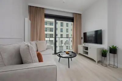 Telewizja i/lub zestaw kina domowego w obiekcie Towarowa Towers Prestigious Apartaments with AC & Parking in Warsaw by Renters Prestige