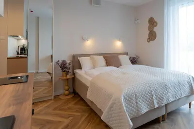 Łóżko lub łóżka w pokoju w obiekcie Rose Studio Ursynow King Bed Terrace